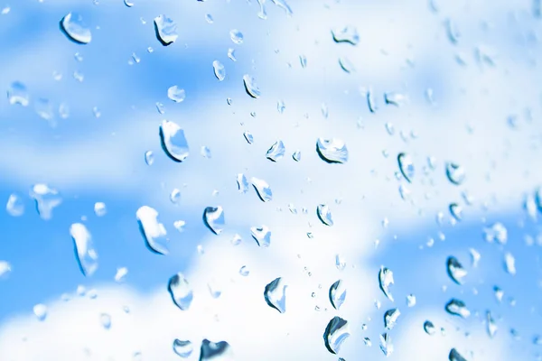 깨끗 한 잔에 비가 내린 후에 물이 떨어진다. 아름다운 방울의 질감. 유리 위에 떨어지는 물방울의 배경 — 스톡 사진
