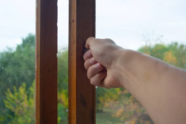 Mão fechando a janela — Fotografia de Stock