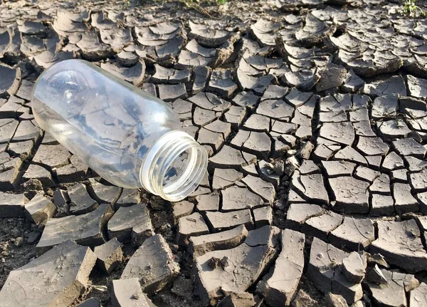 Бутылка воды на земле — стоковое фото