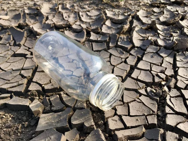 Botella de agua en tierra — Foto de Stock