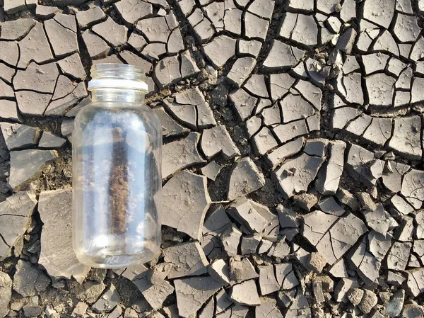 Botella de agua en tierra — Foto de Stock