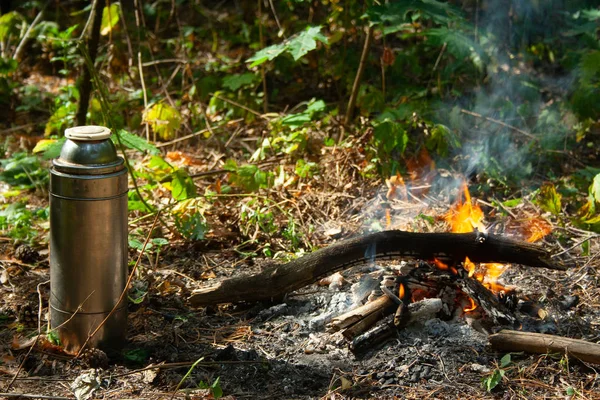 Thermos près du feu — Photo