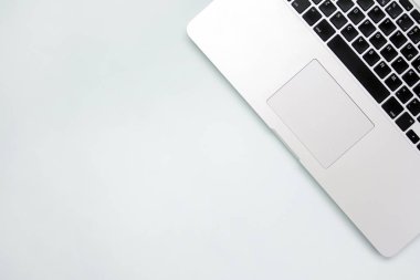 İş ve yaratıcılık kavramı. Dizüstü üst görünüm düz copyspace ile fotoğraf yatıyordu. Yukarıdaki bilgisayar ve ofis