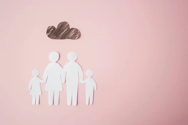 Keluarga kertas dipotong pada latar belakang merah muda terang — Stok Foto