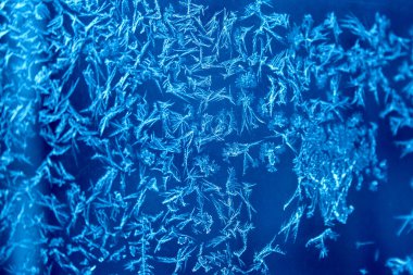 Penceredeki buz kristalleri deseni