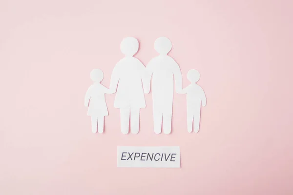 Χάρτινη οικογένεια κομμένη σε φωτεινό ροζ φόντο, οικογενειακό σπίτι — Φωτογραφία Αρχείου