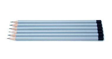 Beyaz üzerine izole edilmiş gri renkli grafit kalemler.