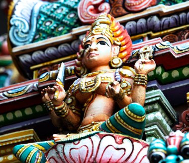 Bu tarihi binanın dış cephesinde bazı karakterleri, hayvanları ya da çiçekleri temsil eden renk detaylarıyla çekildi. Bangkok, Tayland, Asya 'da geçiyor.