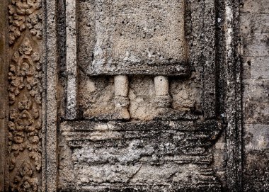 Bu tarihi binanın dış cephesinde bazı karakterleri, hayvanları ya da çiçekleri temsil eden renk detaylarıyla çekildi. Siem Reap, Angkor Wat, Kamboçya, Asya 'da geçiyor.