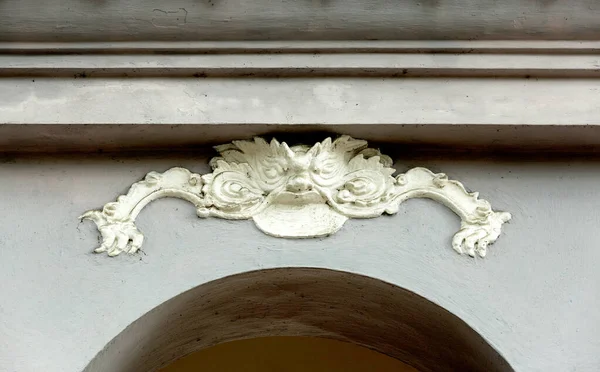 Bu tarihi binanın dış cephesinde bazı karakterleri, hayvanları ya da çiçekleri temsil eden renk detaylarıyla çekildi. Hanoi, Vietnam, Asya 'da geçiyor.