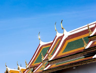 Bu tarihi binanın dış cephesinde bazı karakterleri, hayvanları ya da çiçekleri temsil eden renk detaylarıyla çekildi. Bangkok, Tayland, Asya 'da geçiyor.