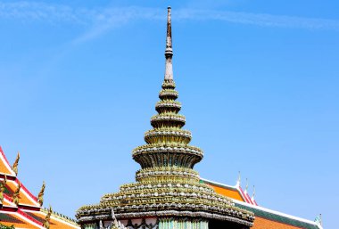 Bu tarihi binanın dış cephesinde bazı karakterleri, hayvanları ya da çiçekleri temsil eden renk detaylarıyla çekildi. Bangkok, Tayland, Asya 'da geçiyor.