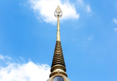 Bu tarihi binanın dış cephesinde bazı karakterleri, hayvanları ya da çiçekleri temsil eden renk detaylarıyla çekildi. Bangkok, Tayland, Asya 'da geçiyor.