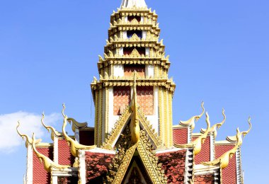 Bu tarihi binanın dış cephesinde bazı karakterleri, hayvanları ya da çiçekleri temsil eden renk detaylarıyla çekildi. Siem Reap, Angkor Wat, Kamboçya, Asya 'da geçiyor.