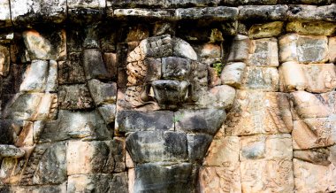 Bu tarihi binanın dış cephesinde bazı karakterleri, hayvanları ya da çiçekleri temsil eden renk detaylarıyla çekildi. Siem Reap, Angkor Wat, Kamboçya, Asya 'da geçiyor.