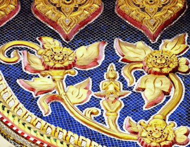 Bu tarihi binanın dış cephesinde bazı karakterleri, hayvanları ya da çiçekleri temsil eden renk detaylarıyla çekildi. Bangkok, Tayland, Asya 'da geçiyor.