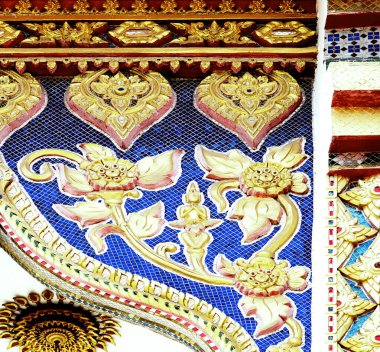 Bu tarihi binanın dış cephesinde bazı karakterleri, hayvanları ya da çiçekleri temsil eden renk detaylarıyla çekildi. Bangkok, Tayland, Asya 'da geçiyor.