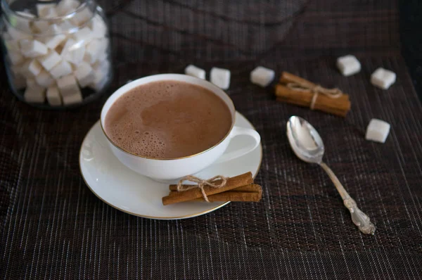 Una Elegante Taza Blanca Cacao Con Algunos Palitos Canela Cubos — Foto de Stock