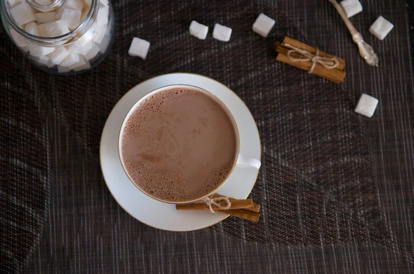 Una Elegante Taza Blanca Cacao Con Algunos Palitos Canela Cubos — Foto de Stock