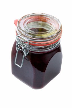 Ev yapımı siyah frenk üzümü reçeli whiteground üzerinde cam kavanozda.