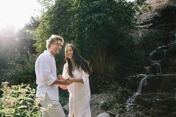 Pareja Sonriendo Contra Fondo Cascada Pareja Cerca Del Arroyo Montaña —  Fotos de Stock