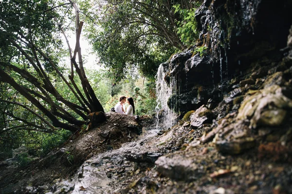 Couple Dans Forêt Près Ruisseau Qui Tombe — Photo