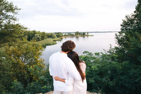 Abrazando Pareja Fondo Del Río Cerca Del Follaje —  Fotos de Stock