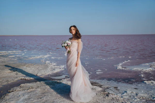 Sensuele Bruid Een Trouwjurk Aan Kust Met Wind Het Haar — Stockfoto