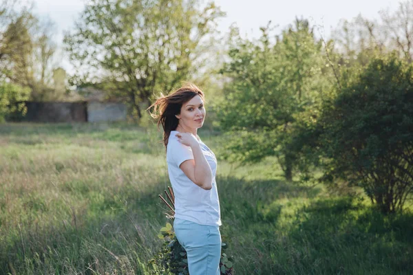 Ein Mädchen Mit Dem Strauß Während Des Sonnenuntergangs Auf Der — Stockfoto