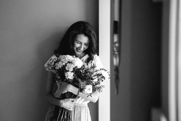 มสาวสวยก อดอกไม ปภาพส าและขาว — ภาพถ่ายสต็อก