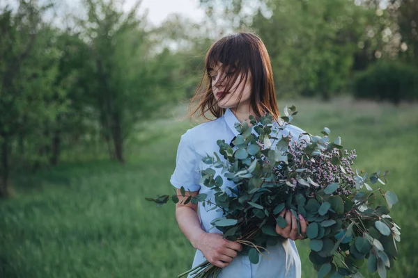 Schönes Mädchen Mit Dem Wind Haar Und Dem Grün Den — Stockfoto