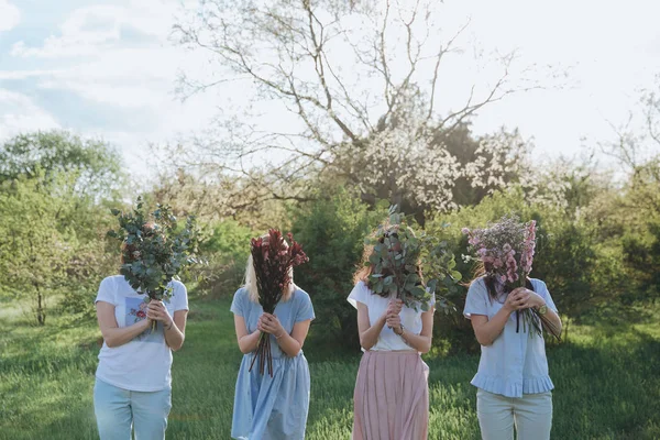 Ungewöhnliche Hübsche Mädchen Mit Blumensträußen Vor Dem Gesicht — Stockfoto