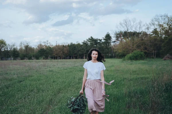 Wandern Vintage Mädchen Mit Grünem Strauß Auf Dem Feld Hintergrund — Stockfoto