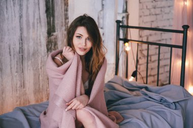 muhteşem kız modern mimari fotoğraf stüdyosu bölge bir kağıda sarılı 