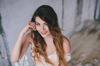 şık saç kesimi ve modern mimari fotoğraf stüdyosu bölgesindeki çekici görünümü ile gizemli kız