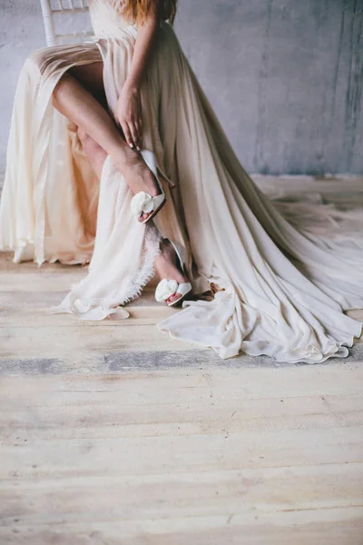 여자의 연약한 다리는 베이지색 복장과 발뒤꿈치 결혼식 — 스톡 사진
