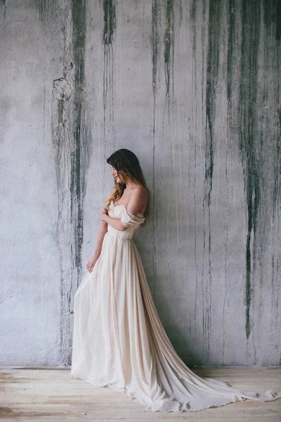 nazik kız elbise zanaat duvar arka plan üzerinde uçan bir bej. Düğün kavramı
