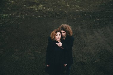 alan arka plan üzerinde Yetişkin oğlu ve kıvırcık saçlı anne sarılma