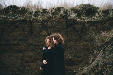 Annem vadinin arka plan üzerinde Kıvırcık saçlı ve Yetişkin oğlu