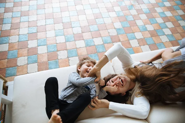 Ayah Muda Bermain Dengan Anak Anak Sofa Ruang Tamu — Stok Foto