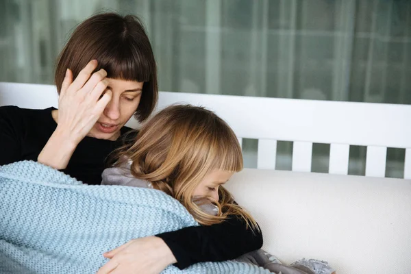 Ung Mamma Kramas Förskola Dotter — Stockfoto