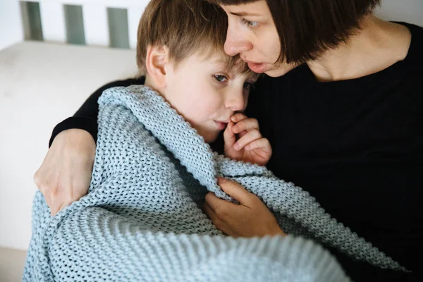 Mãe Feliz Embrulhado Filho Cobertor Abraçando Sofá Sala Estar — Fotografia de Stock