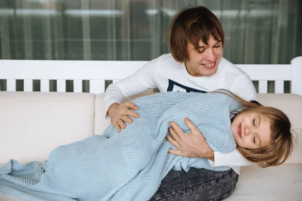 Jovem Pai Abraçando Filha Envolto Cobertor Azul — Fotografia de Stock
