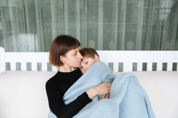 Mãe Feliz Embrulhado Filho Cobertor Abraçando Sofá — Fotografia de Stock