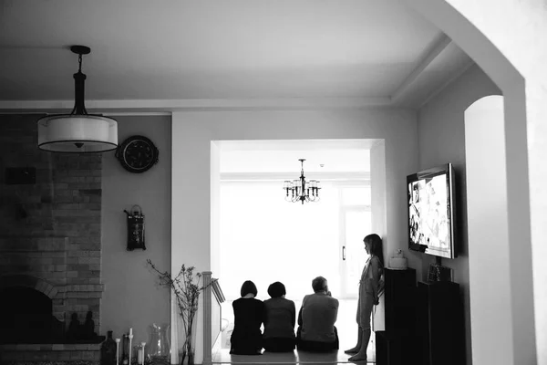 ปสล กของครอบคร วเล งอย างบานใหญ ในห องน งเล — ภาพถ่ายสต็อก