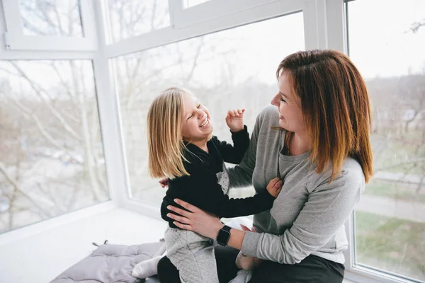 Mãe Feliz Filha Pequena Casa — Fotografia de Stock