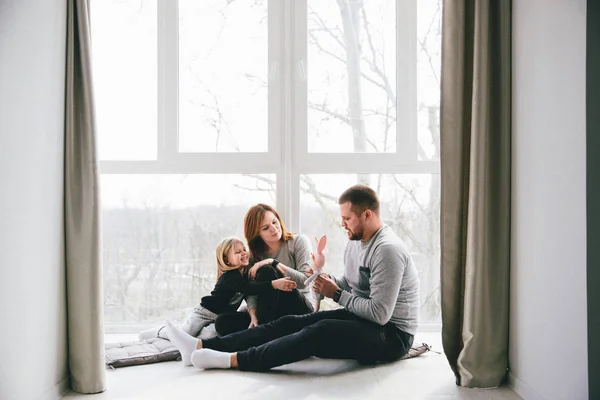 mutlu anne-babalar ve kızı evde birlikte vakit geçirmek