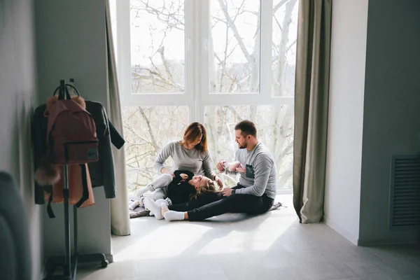 Padres Felices Hija Pasar Tiempo Juntos Casa —  Fotos de Stock