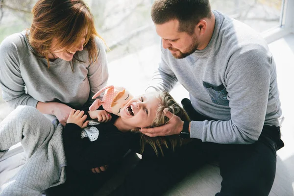 Lyckliga Föräldrar Och Dotter Spenderar Tid Tillsammans Hemma — Stockfoto