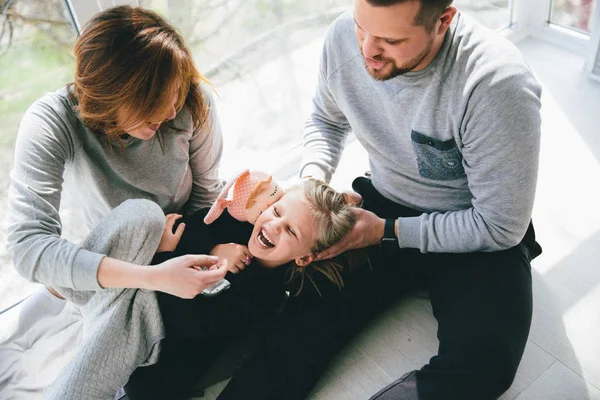 Lyckliga Föräldrar Och Dotter Spenderar Tid Tillsammans Hemma — Stockfoto